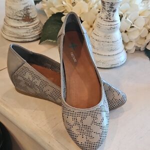 Propet Light Gray Perforated Pointed-Toe Flats
